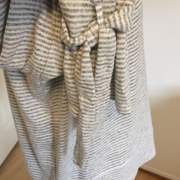 ✨ Abercrombie & Fitch Bow Tie Sleeve Sweater✨ - Picture 6 of 8